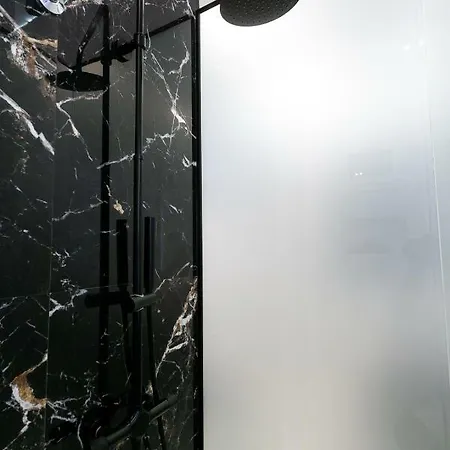Marble Suite 40Sqm Center Ac 2Smarttv Netflix Apartment